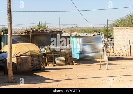 Laudry Trocknung auf einer Linie außerhalb eines Hauses aus Wellblech in der Gemeinde bei Otjiwarongo, Namibia gemacht Stockfoto