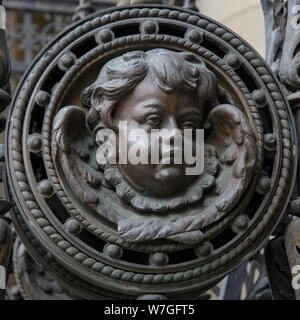 Leiter ein Engel mit Flügeln auf einem antiken Metalltür. Stockfoto