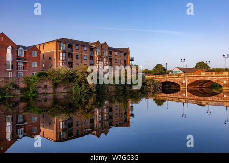 Northampton GROSSBRITANNIEN. 23. Juli 2019. Einen warmen, sonnigen Morgen zusammen ein ziemlich Strecke des Flusses Nene in der Nähe des Stadtzentrums, mit Reflexionen in der ruhigen wa Stockfoto