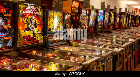 Budapest, Ungarn - 25. März 2018: Pinball spiel Museum. Flipper Tabelle Nahaufnahme von Retro Vintage Spielhalle. Details eines hellen und Col Stockfoto