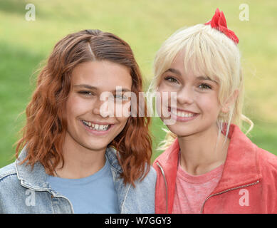 Reichenow, Deutschland. 06 Aug, 2019. Auf dem Pressetermin am Set von "The Amazon Serie Bibi und Tina vor Schloss Reichenow, der Schauspielerin Harriet Herbig-Matten (l) erscheinen als Tina und die Schauspielerin Katharina Hirschberg wie Bibi. Die Dreharbeiten für den neuen Amazon Original Bibi & Tina ist derzeit in Berlin. Der Live Action Serie für die ganze Familie begleitet die junge Hexe Bibi Blocksberg und ihre beste Freundin Tina auf ihre Abenteuer auf dem Reiterhof. Foto: Patrick Pleul/dpa-Zentralbild/dpa/Alamy leben Nachrichten Stockfoto