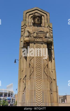 CLEVELAND, OH-23 Jun 2019 - Blick auf die Hoffnung Lorain-Carnegie Memorial Bridge (Brücke), einem berühmten Art déco-Brücke über den Cuyahoga River in Cleveland Stockfoto