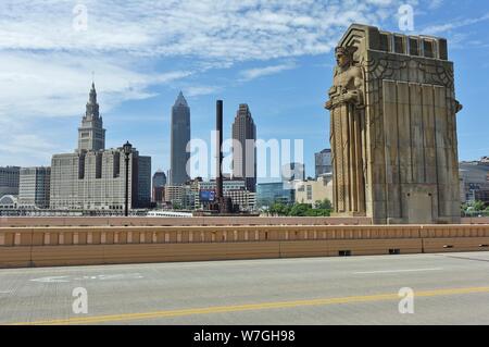 CLEVELAND, OH-23 Jun 2019 - Blick auf die Hoffnung Lorain-Carnegie Memorial Bridge (Brücke), einem berühmten Art déco-Brücke über den Cuyahoga River in Cleveland Stockfoto