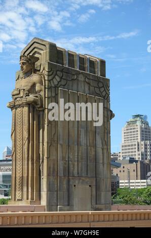 CLEVELAND, OH-23 Jun 2019 - Blick auf die Hoffnung Lorain-Carnegie Memorial Bridge (Brücke), einem berühmten Art déco-Brücke über den Cuyahoga River in Cleveland Stockfoto