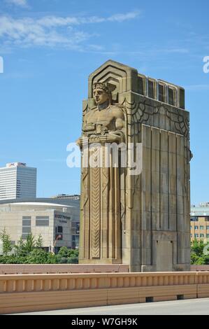 CLEVELAND, OH-23 Jun 2019 - Blick auf die Hoffnung Lorain-Carnegie Memorial Bridge (Brücke), einem berühmten Art déco-Brücke über den Cuyahoga River in Cleveland Stockfoto