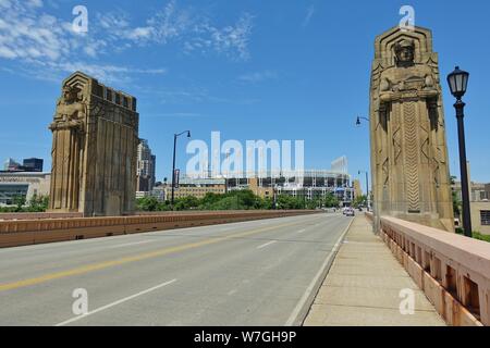 CLEVELAND, OH-23 Jun 2019 - Blick auf die Hoffnung Lorain-Carnegie Memorial Bridge (Brücke), einem berühmten Art déco-Brücke über den Cuyahoga River in Cleveland Stockfoto