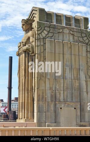 CLEVELAND, OH-23 Jun 2019 - Blick auf die Hoffnung Lorain-Carnegie Memorial Bridge (Brücke), einem berühmten Art déco-Brücke über den Cuyahoga River in Cleveland Stockfoto