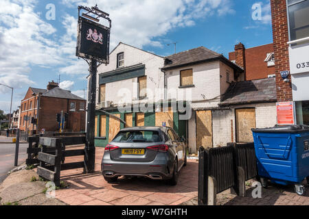 Eine alte Pub, der Royal, auf der Oxford Road in Reading, UK wird aufgegeben und frei nach unten geschlossen und mit Brettern vernagelt. Stockfoto