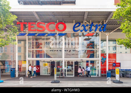 Die Tesco Extra Supermarkt auf Portman Road, Reading, Berkshire, Großbritannien Stockfoto