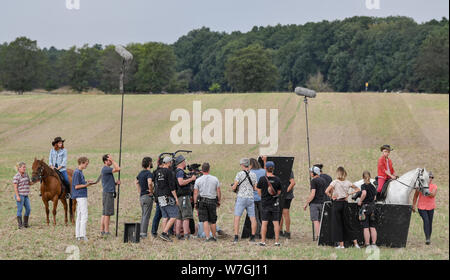 Reichenow, Deutschland. 06 Aug, 2019. Auf der Druckmaschine Datum der Amazon Serie Bibi und Tina die Schauspielerin Harriet Herbig-Matten sitzen Sie am Set als Tina (l) und der Schauspielerin Katharina Hirschberg als Bibi auf Pferden (r). Die Dreharbeiten für den neuen Amazon Original Bibi & Tina ist derzeit in Berlin. Der Live Action Serie für die ganze Familie begleitet die junge Hexe Bibi Blocksberg und ihre beste Freundin Tina auf ihre Abenteuer auf dem Reiterhof. Foto: Patrick Pleul/dpa-Zentralbild/dpa/Alamy leben Nachrichten Stockfoto