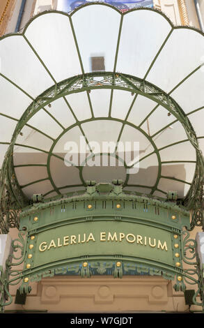 Vordere Tür Eingang Glas Vordach des Art Nouveau Gebäude der berühmten Emporium Emporium Galerie Galerija Ljubljana Slowenien Eu Europa Stockfoto