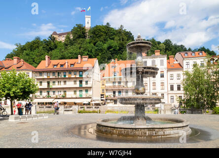 Brunnen auf dem neuen Marktplatz Novi Trg Breg mit Blick über die Altstadt und die Burg von Ljubljana Burg von Ljubljana in Slowenien Eu Europa Stockfoto