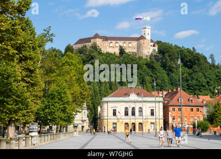 Die Burg von Ljubljana mit slowenischer Flagge hinter der Slowenischen Philharmonie Gebäude Congress square Ljubljana Slowenien EU Europa fliegen Stockfoto