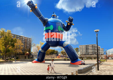 KOBE, JAPAN, APRIL 06, 2019: Die riesigen Gigantor Metall Statue in Kobe ist ein Symbol für den Schutz der Stadt gegen Erdbeben Stockfoto