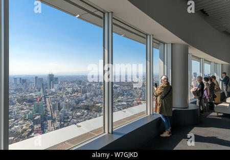 Besucher mit Blick auf die Stadt von der Aussichtsplattform des Roppongi Hills Mori Tower, Tokyo, Japan Stockfoto