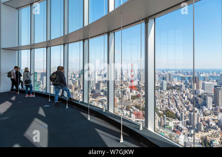 Besucher mit Blick auf die Stadt von der Aussichtsplattform des Roppongi Hills Mori Tower, Tokyo, Japan Stockfoto