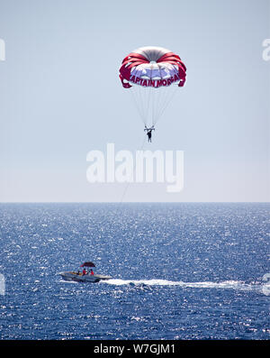 Paragliding auf einem ruhigen, blauen Meer. Stockfoto