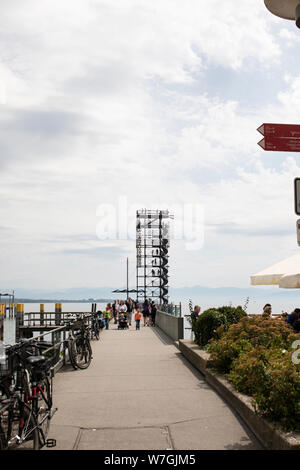 Touristen zu Fuß zu den Moleturm Aussichtsplattform Tower am Bodensee (Bodensee) im Hafen von Friedrichshafen, Deutschland. Stockfoto