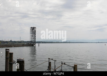 Der Moleturm Aussichtsplattform Tower am Bodensee (Bodensee) im Hafen von Friedrichshafen, Deutschland, mit Blick auf die Schweizer Alpen. Stockfoto