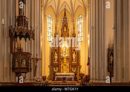 Altar und Schiff im Dom der Mariä Namen, Novi Sad, Serbien Stockfoto