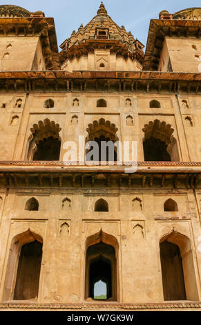 Kenotaph chhatries in der Nähe des Flusses Betwa in Orchha, Indien Stockfoto