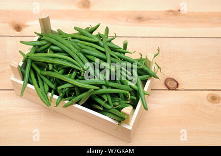 Viel og grüne Bohnen in Holzkiste Stockfoto