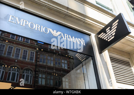 Emporio Armani Marke Retail Fashion Store shop Exterieur und Logo in New Bond Street, Mayfair, London, Großbritannien Stockfoto