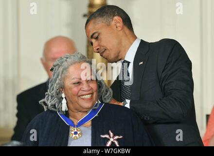 Präsident Barack Obama Auszeichnungen die Presidential Medal of Freedom zum Thema Toni Morrison während einer Zeremonie im Osten Zimmer im Weißen Haus in Washington am 29. Mai 2012. (Kevin DietschU/UPI/IPA/Fotogramma, WASHINGTON - 2012-05-30) ps das Foto ist verwendbar in Bezug auf den Kontext, in dem es aufgenommen wurde, und ohne beleidigende Absicht der Anstand des Volkes vertreten (Kevin DietschU/UPI/IPA/Fotogramma, Foto Repertoire - 2019-08-06) p.s. La foto e 'utilizzabile nel rispetto del contesto in Cui e' Stata scattata, e senza intento diffamatorio del decoro delle Persone rappresentat Stockfoto