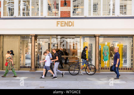 Fendi Luxus italienische Marke Mode und Einzelhandel, Shop außen in New Bond Street, Mayfair, London, Großbritannien Stockfoto