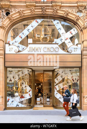 Jimmy Choo Marke Mode und Schuhe Store, shop Exterieur in New Bond Street, Mayfair, London, Großbritannien Stockfoto
