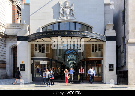 Burlington Arcade, Tradiional British Shopping Arcade, Menschen zu Fuß entlang vor, Stoßfänger in Mayfair, London, Großbritannien Stockfoto