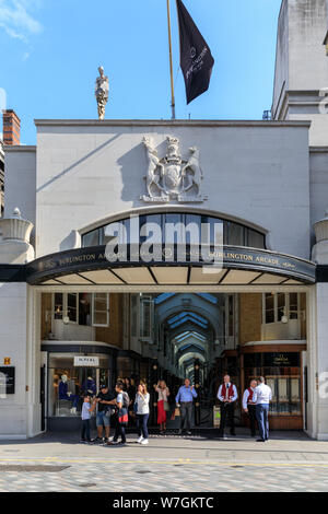 Burlington Arcade, Tradiional British Shopping Arcade, Menschen zu Fuß entlang vor, Stoßfänger in Mayfair, London, Großbritannien Stockfoto