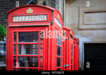 Drei berühmten traditionellen roten Britische Telefonzellen in London, England, Großbritannien Stockfoto