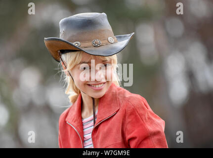 Reichenow, Deutschland. 06 Aug, 2019. Auf dem Pressetermin am Set von "The Amazon Serie Bibi und Tina die Schauspielerin Katharina Hirschberg trägt einen cowboyhut wie Bibi. Die Dreharbeiten für den neuen Amazon Original Bibi & Tina ist derzeit in Berlin. Der Live Action Serie für die ganze Familie begleitet die junge Hexe Bibi Blocksberg und ihre beste Freundin Tina auf ihre Abenteuer auf dem Reiterhof. Foto: Patrick Pleul/dpa-Zentralbild/ZB/dpa/Alamy leben Nachrichten Stockfoto