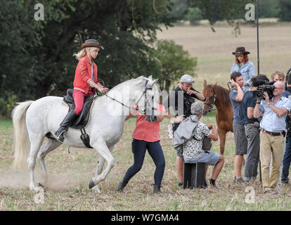 Reichenow, Deutschland. 06 Aug, 2019. Auf dem Pressetermin am Set von "The Amazon Serie Bibi und Tina die Schauspielerin Katharina Hirschberg (l) sitzt als Bibi auf einem Pferd. Die Dreharbeiten für den neuen Amazon Original Bibi & Tina ist derzeit in Berlin. Der Live Action Serie für die ganze Familie begleitet die junge Hexe Bibi Blocksberg und ihre beste Freundin Tina auf ihre Abenteuer auf dem Reiterhof. Foto: Patrick Pleul/dpa-Zentralbild/ZB/dpa/Alamy leben Nachrichten Stockfoto