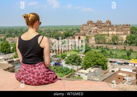 Weibliche touristische Frau genießt die Aussicht über Orchha und die orchha Palace, Indien Stockfoto