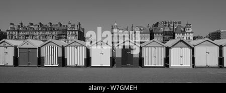 Bunte Badehäuschen entlang der Promenade Brighton & Hove Strandpromenade Stockfoto