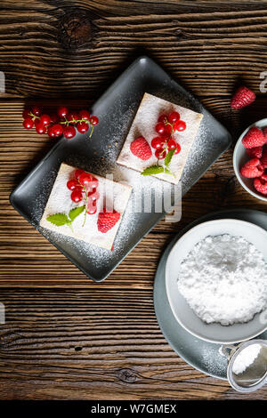 Leckere Nachspeise, Linzer Quark bars mit roten Johannisbeeren und Himbeeren Marmelade füllen Stockfoto