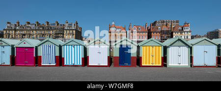 Bunte Badehäuschen entlang der Promenade Brighton & Hove Strandpromenade Stockfoto