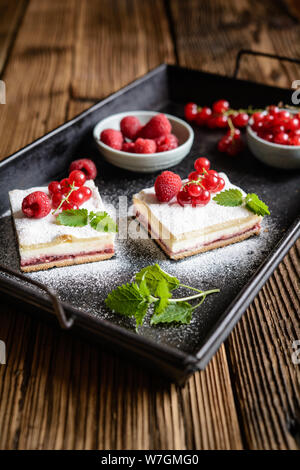 Leckere Nachspeise, Linzer Quark bars mit roten Johannisbeeren und Himbeeren Marmelade füllen Stockfoto