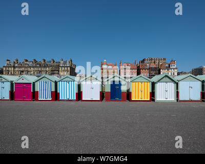 Bunte Badehäuschen entlang der Promenade Brighton & Hove Strandpromenade Stockfoto