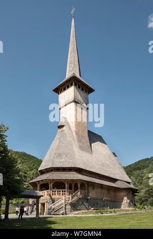 Die Kirche in Barsana Kloster, Maramureș, Rumänien. 1993 von örtlichen Handwerkern gebaut, bei 57 m zu den größten Holzbauten in Europa Stockfoto