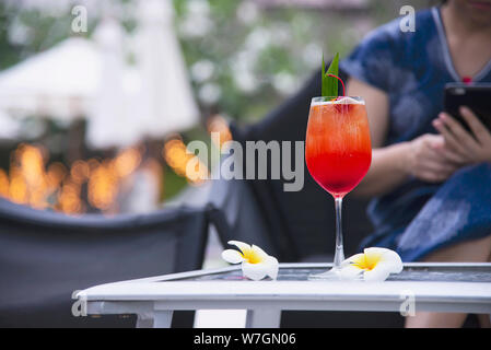 Cocktail Rezept Name Mai Tai oder Mai Thai weltweit für Cocktail gehören rum Limettensaft orgeat Sirup und Likör - Orange süß Alkohol trinken mit f Stockfoto