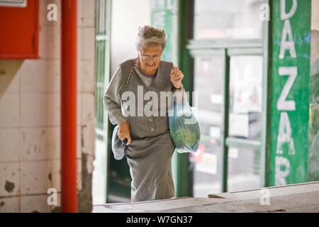 Ältere Erwachsene Frau verlassen nach dem Einkaufen. Stockfoto