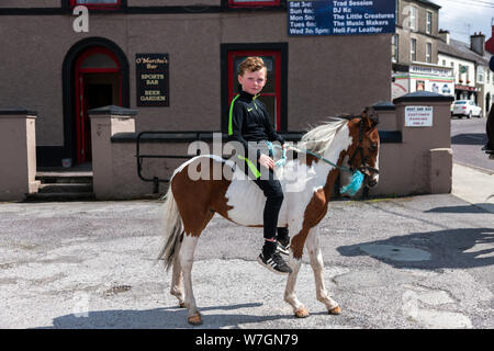 Dunmanway, Cork, Irland. 06 August, 2019. Micky Stokes mit seinem mini Traber pony bei Ballabuidhe Horse Fair, die im August in Dunmanway gehalten wird, Co Cork, Irland. - Gutschrift; David Creedon/Alamy leben Nachrichten Stockfoto