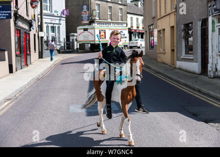 Dunmanway, Cork, Irland. 06 August, 2019. Micky Stokes mit seinem mini Traber pony bei Ballabuidhe Horse Fair, die im August in Dunmanway gehalten wird, Co Cork, Irland. - Gutschrift; David Creedon/Alamy leben Nachrichten Stockfoto