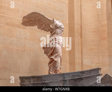 Paris, Frankreich, 28. März 2017: Der Sieg von Samothrake - Nike von Samothrake: Marmor Statue der griechischen Göttin des Sieges, ähnlich Stockfoto