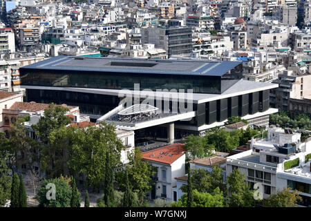 Griechenland, Athen: Das Akropolis-museum von Bernard Tschumi Architects entworfen, von der Akropolis aus gesehen. Stockfoto