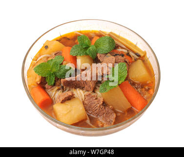 Vietnamesische Nudelsuppe Schüssel isoliert auf weißem Stockfoto