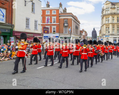 Soldaten der Haushalt Truppe Marsch durch die Innenstadt während der Änderung der Palastwache Zeremonie, Windsor, Berkshire, Großbritannien Stockfoto